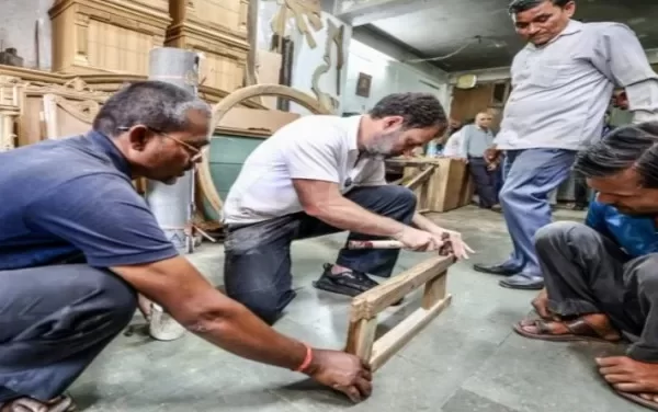 ‘कुली’ के बाद अब राहुल बने ‘कारपेंटर’, एशिया की सबसे बड़ी फर्नीचर मार्केट पहुंच चलाया हथौड़ा-आरी