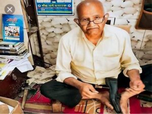 12 वीं पास ये सज्जन करते हैं मोची का काम, देते हैं यूनिवर्सिटियों में लैक्चर और इनके साहित्य पर हो रही है रिसर्च